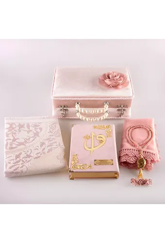 Boncuklu Kutu Çeyizlik, Şal + Seccade + Tesbih + Kuran Hediye Seti (Hafız B. Kadife, Pudra Pembe)