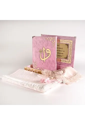Raşel Kutulu, Şal + Seccade + Tesbih + Kuran Hediye Seti (Orta Boy, Bebe Pembe, Elif-Vav)