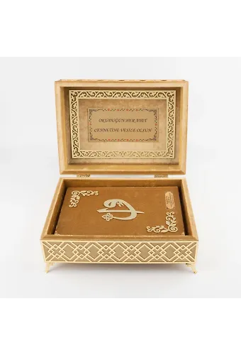 Raşel Kutulu Pleksi Desen Kuranı Kerim (Orta Boy, Gold)