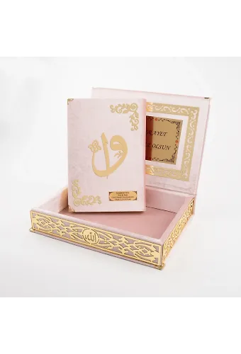 Raşel Kutulu Hediyelik Kuranı Kerim (Orta Boy, Bebe Pembe, Elif-Vav Gold Pleksi)