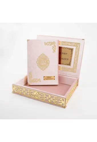 Raşel Kutulu Hediyelik Kuranı Kerim (Orta Boy, Bebe Pembe, Şems Lafzatullah Gold Pleksi)
