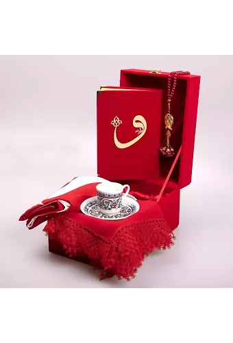 Bayrak + Fincan + Şal + Tesbih + Kuran Hediye Seti (Hafız B. Kırmızı, Kadife Kutu, Vav Motifli)