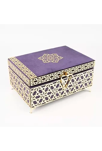 Desenli Kutu Çeyizlik, Şal + Seccade + Tesbih + Kuran Hediye Seti (Orta B. Kadife, Mor, Elif-Vav)