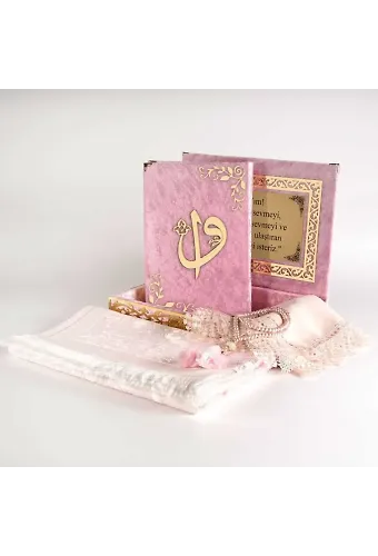 Raşel Kutulu, Şal + Seccade + Tesbih + Kuran Hediye Seti (Orta Boy, Bebe Pembe, Elif-Vav)