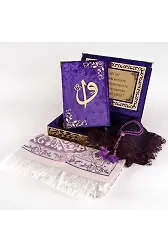 Raşel Kutulu, Şal + Seccade + Tesbih + Kuran Hediye Seti (Orta Boy, Mor, Elif-Vav)
