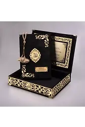 Tesbih + Kuran Hediye Seti (Orta Boy, ŞemsLafzatullah, Gold Pleksi, Raşel Kutu, Siyah)