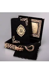 Şal + Tesbih + Kuran Hediye Seti (Orta Boy, ŞemsLafzatullah, Gold Pleksi, Raşel Kutu, Siyah)